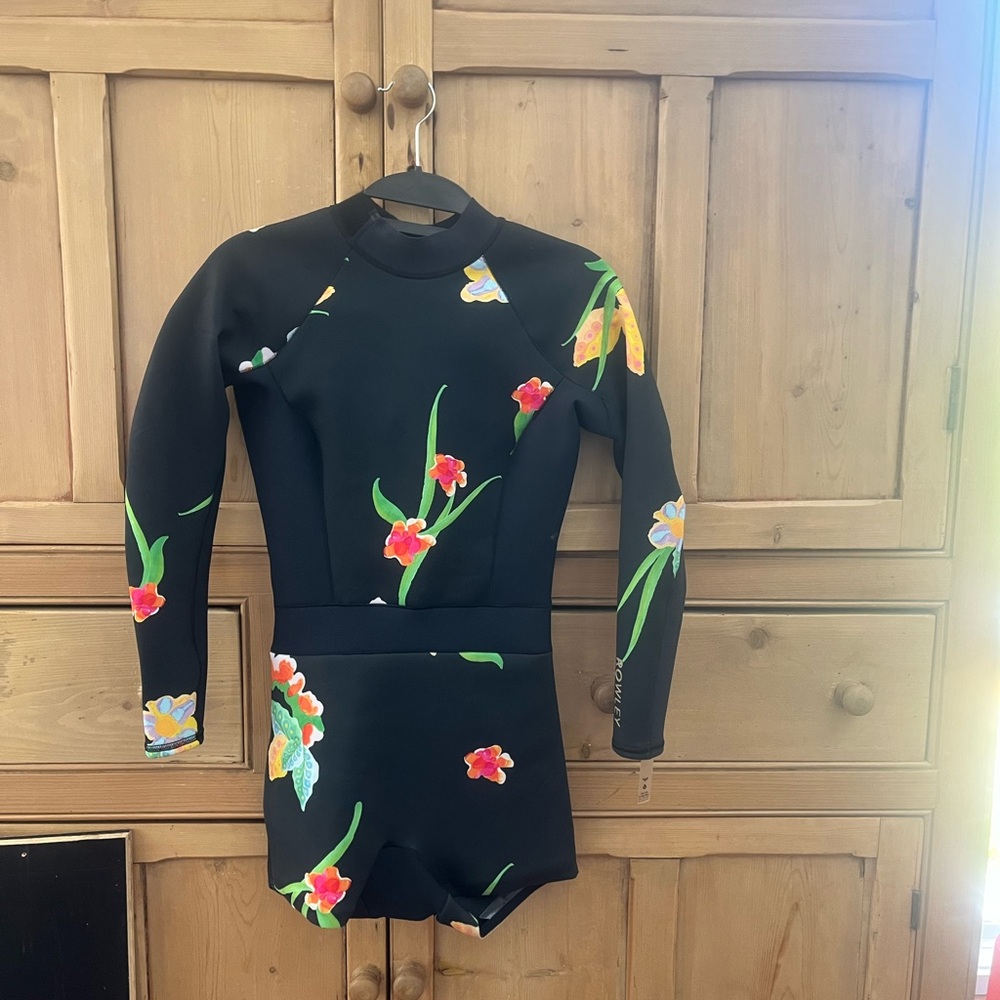 Small women’s wetsuit with Vibrant Design
On sleek black background. - Picture 1 of 2